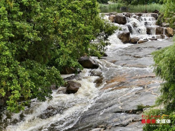 深圳配资 雨润龙潭 飞瀑如练
